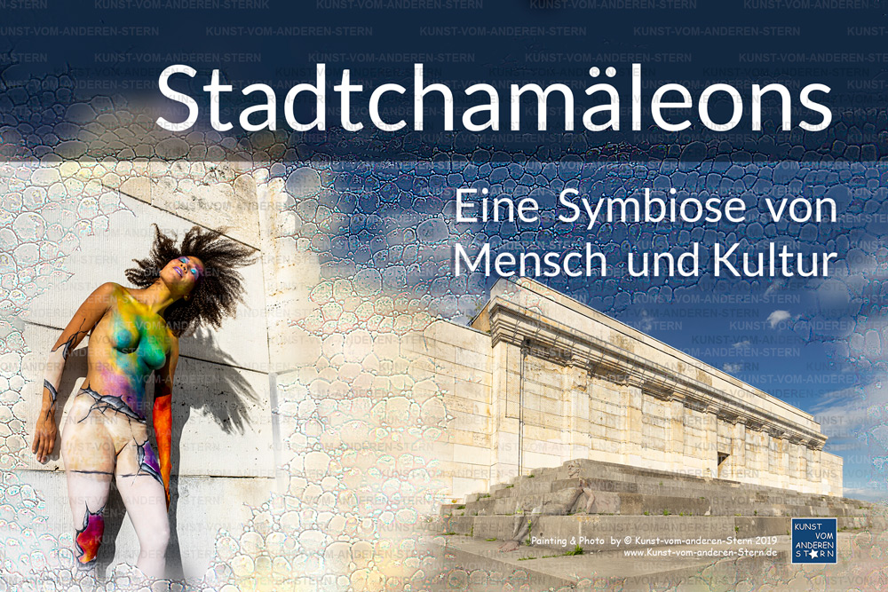 Stadtchamäleons – Bodypainting an der Haupttribüne des Zeppelinfeldes (Reichparteitagsgelände) – Kalender „Eine Symbiose von Mensch und Kultur“